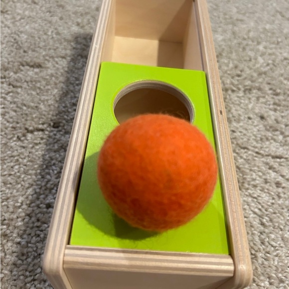 Lovevery Sliding Top Box 11-12 Months Thinker Play Kit Red/ Orange Felt Ball - Picture 7 of 8